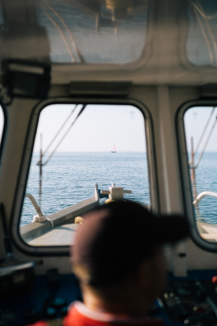 Vue sur l'horizon au milieu de la mer depuis l'intérieur d'une cabine de bateau